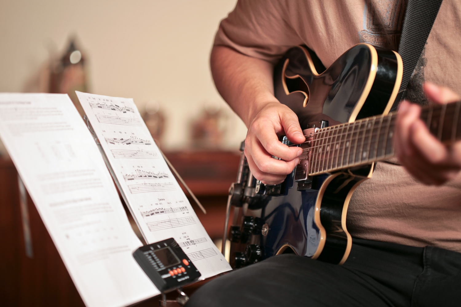 Learn-how-to-play-guitar-for-beginner’s-guitar-lessons