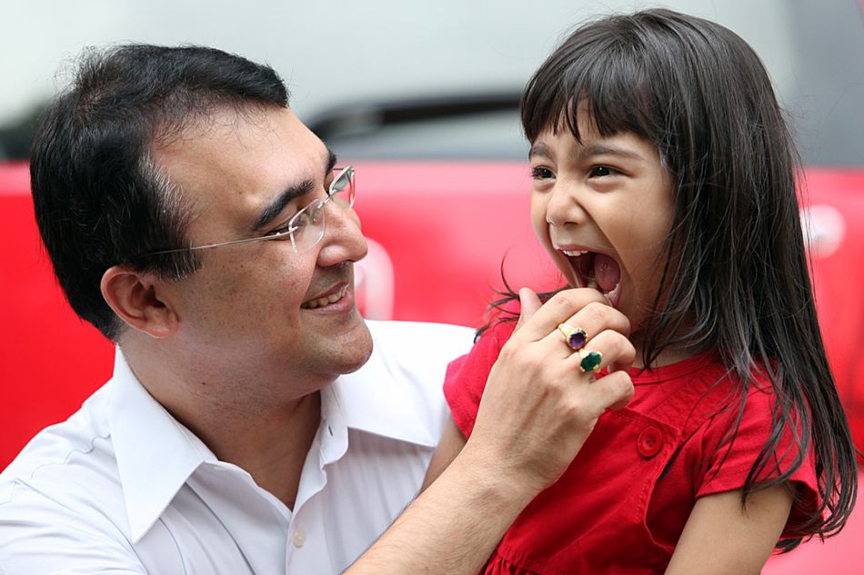 indian-father-holding-daughter-smiling