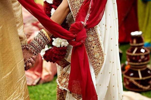 Hindu wedding ritual - saat pheras