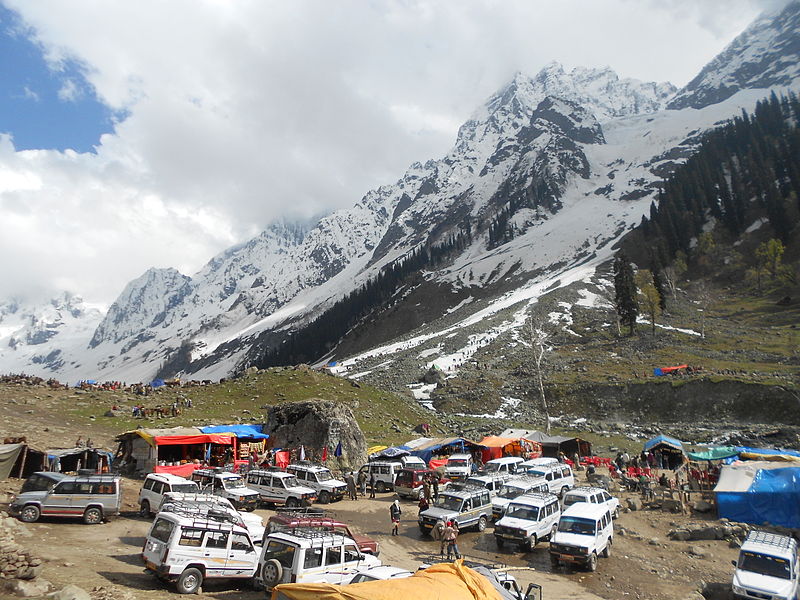 Parking-at-thajiwas-glacier