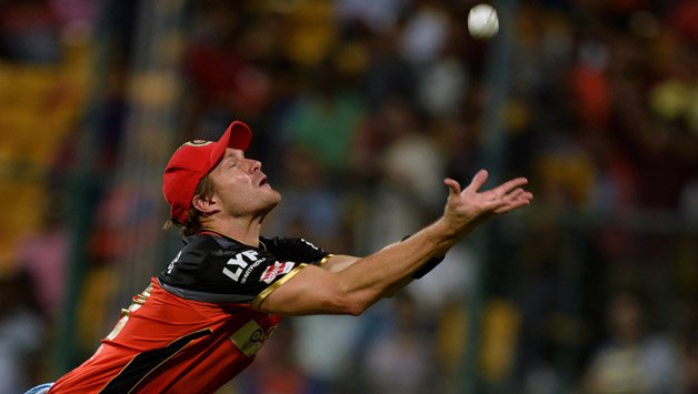 Royal-Challengers-Bangalore-fielder-Shane-Watson-attempts-to-take-a-catch-to-dismiss