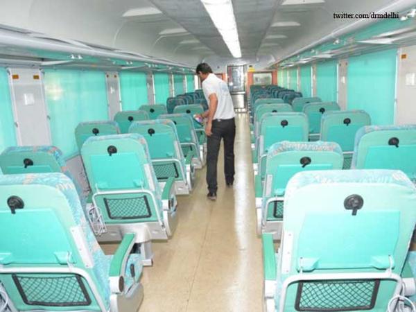 gatimaan-express-sets-pace-in-ticket-booking-irctc-offers-tour-packages
