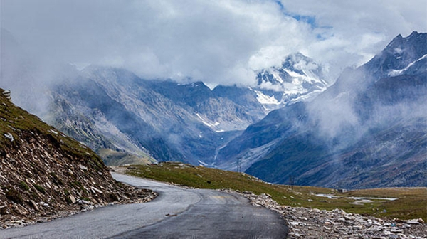 Road from Manali to Rohtang