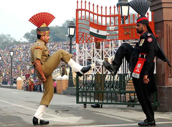 When Indian and Pakistani Soldiers Danced Together – It Can Happen!